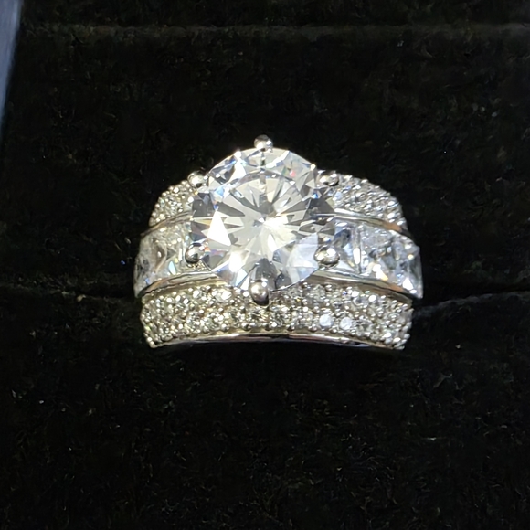 Sparkling Silver and White Diamond Like Ring - Picture 11 of 11